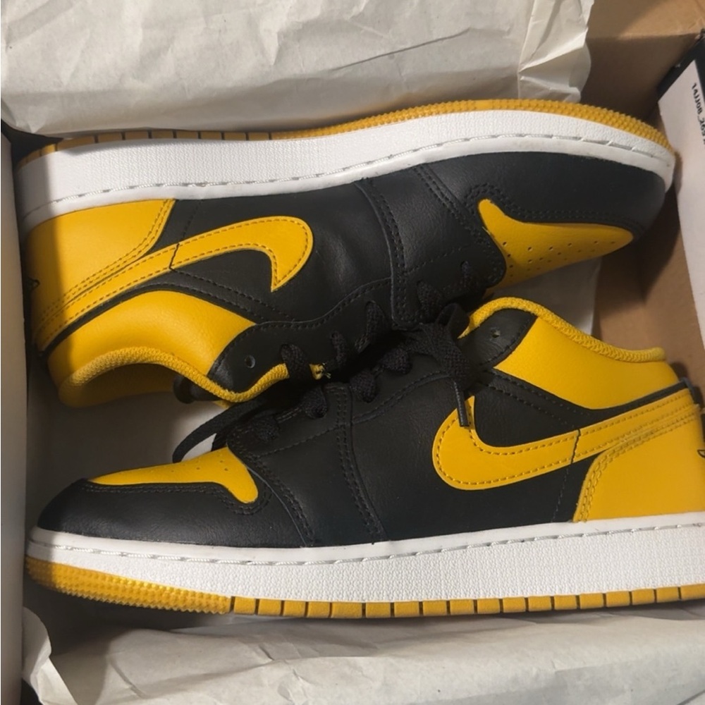 Nike Men's Black and Gold Sneakers